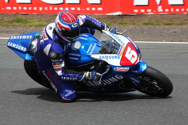 Isle of Man TT winner Gary Johnson in action at Oulton Park (Dave Yeomans)